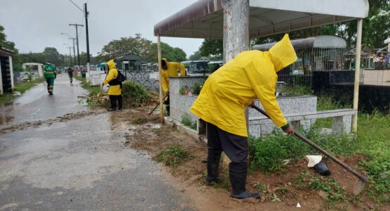 Prefeitura de Macapá realiza limpeza nos cemitérios da capital para o Dia das Mães