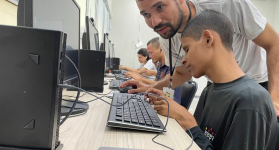 Jovens com deficiência visual participam de oficina de inclusão digital e tecnologia assistiva da Prefeitura de Macapá