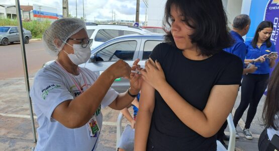 Moradores da Zona Norte são vacinados em ponto itinerante disponibilizado pela Prefeitura de Macapá