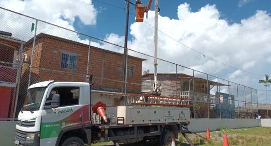 Arena no bairro Araxá recebe instalação de novas luminárias após furto