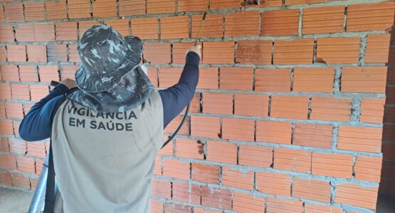 Vigilância em Saúde de Macapá faz borrifação em casas do bairro Infraero para eliminar vetores da Malária