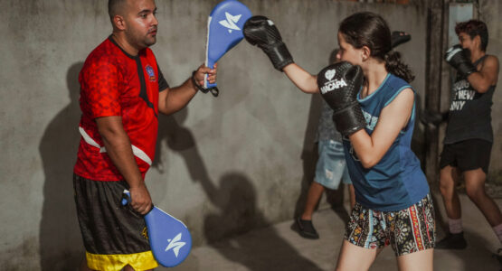Projeto de boxe no Marabaixo 4 recebe materiais da Prefeitura de Macapá para promover esporte e saúde