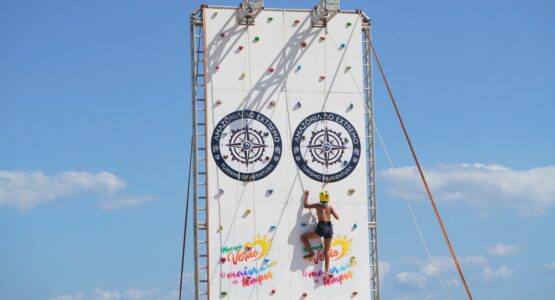 Veranistas participam do Paredão de escalada durante programação do Macapá Verão na Fazendinha