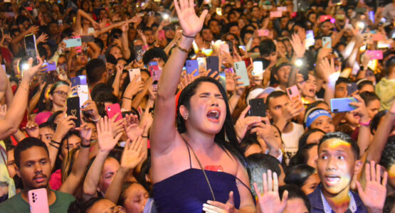Macapá Verão 2023: Fernanda Brum leva multidão à um momento de louvor e oração na Praça do Barão
