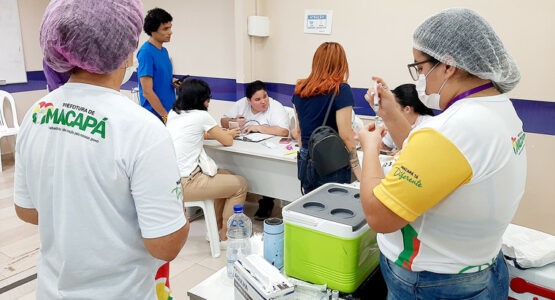 Multivacinação Itinerante leva vacinas de rotina e bivalente para o Centro de Macapá