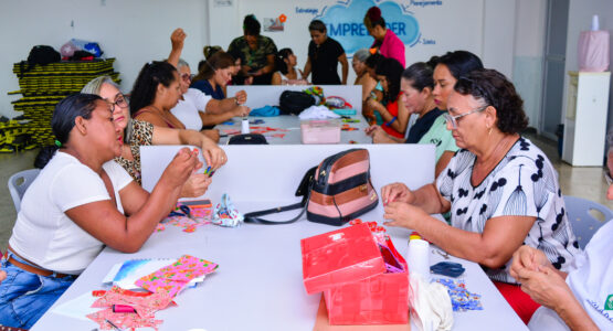 Mulheres da Zona Sul participam de curso de Customização de Roupas e Acessórios