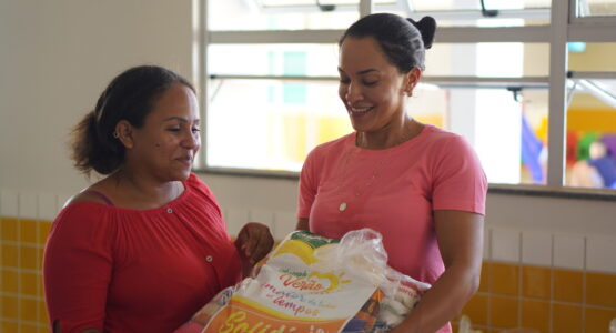Prefeitura doa cestas básicas com alimentos arrecadados na Corrida de Rua para famílias no Conjunto Miracema