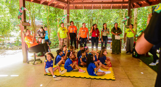 Estudantes participam de atividades recreativas no Bioparque da Amazônia, ação aconteceu em parceria com Sesc