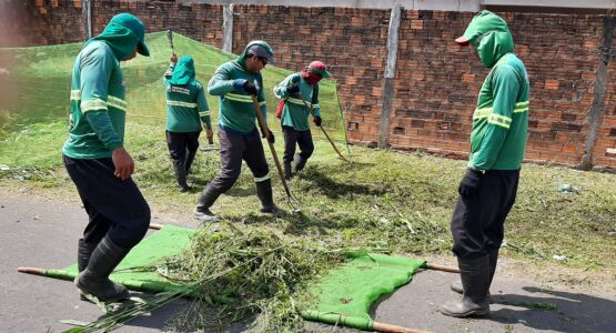 Zeladoria urbana começa a semana com atividades de limpeza na Zona Sul de Macapá