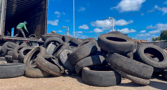 Zeladoria Urbana recolhe pneus em borracharias de Macapá para fazer o descarte correto