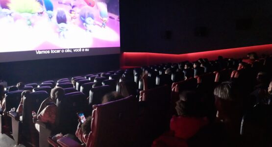 Em Macapá, ação gratuita do projeto ‘Cine Semas’ leva crianças pela primeira vez ao cinema