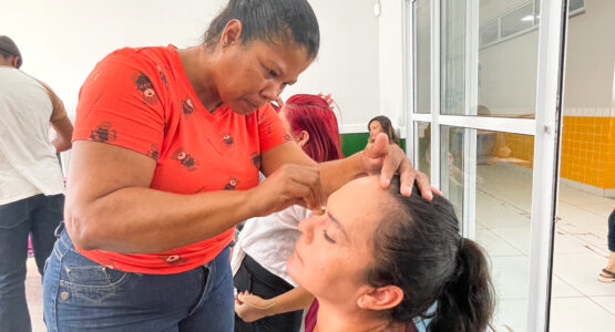 Prefeitura de Macapá realiza oficina de maquiagem profissionalizante para mães de crianças autistas