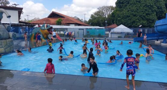 Estudantes da Escola Municipal Raimundo Guedes recebem manhã recreativa com brincadeiras e banho de piscina