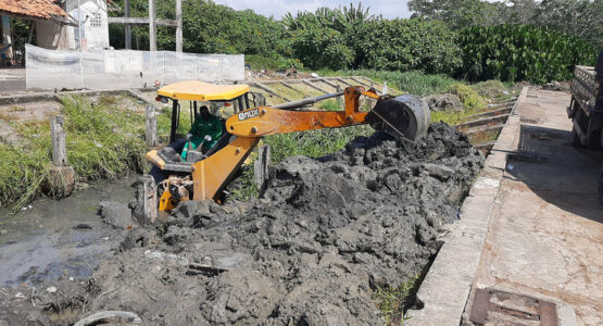 Plano de Inverno: Prefeitura segue com serviços de limpeza em mais dois canais das zonas sul e leste de Macapá
