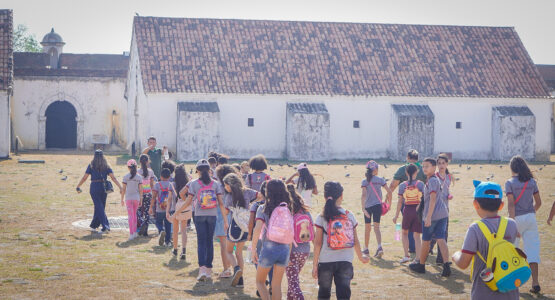 Escola municipal de Macapá realiza aula em campo na Fortaleza de São José alusiva ao Dia da Consciência Negra 