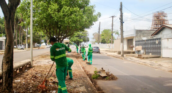 Prefeitura inicia semana com serviços de limpeza em vias da região Central e Sul de Macapá