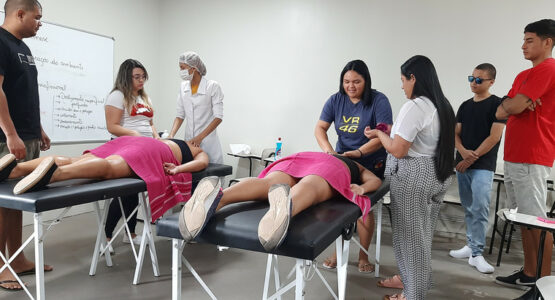 Jovens aprendem técnicas de massagem relaxante no programa Cidade Jovem da Prefeitura de Macapá