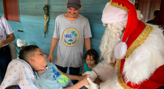 Crianças atendidas pela Equipe Multiprofissional de Atendimento Domiciliar recebem visita do Papai Noel e presente de natal