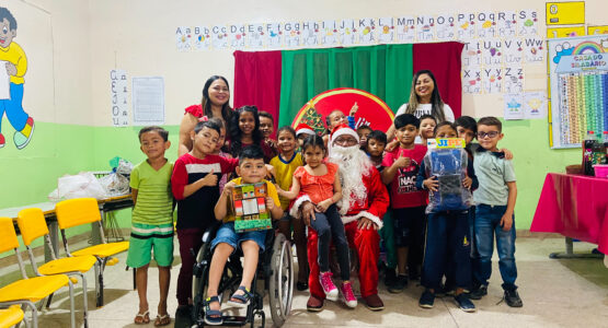 Papai Noel do projeto Natal Solidário presenteia mais de 800 crianças da escola municipal Maestro Miguel