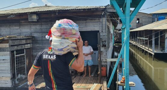 Prefeitura de Macapá entrega cestas básicas para pessoas carentes na Zona Sul