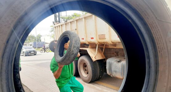 Prefeitura de Macapá recolhe pneus usados em borracharias para reciclagem