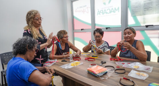 Prefeitura de Macapá realiza oficina de artigos carnavalescos para pessoas idosas assistidas pelo CRAS Amor