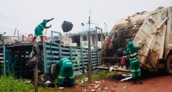 Prefeitura recolhe resíduos do Bailique para descarte correto em Macapá
