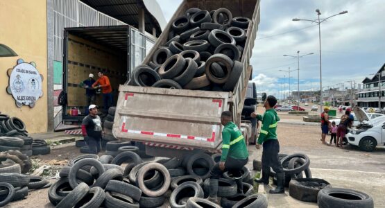 Prefeitura de Macapá realiza ação de recolhimento de pneus usados em borracharias da cidade para evitar o descarte irregular