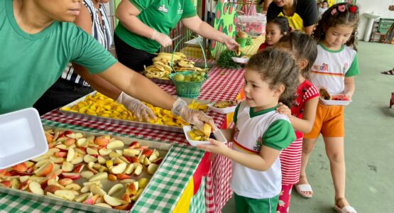 Mais de 400 alunos da Escola Municipal Cantinho do Amor participam de projeto Alimentação Saudável