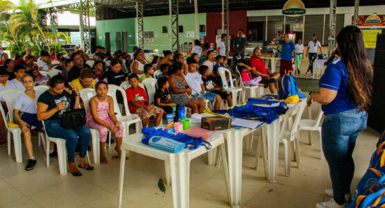 Prefeitura de Macapá entrega 100 kits com materiais didáticos para crianças do programa ‘AABB Comunidade’