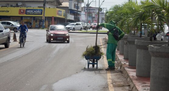 Prefeitura inicia semana com frentes de limpeza na Zona Sul de Macapá