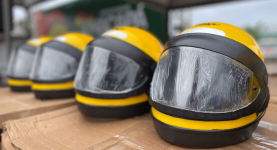 Prefeitura de Macapá entrega capacete de segurança para mototaxistas