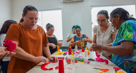 Semas promove oficina de flores de fita para mulheres assistidas pelo Cras Igualdade