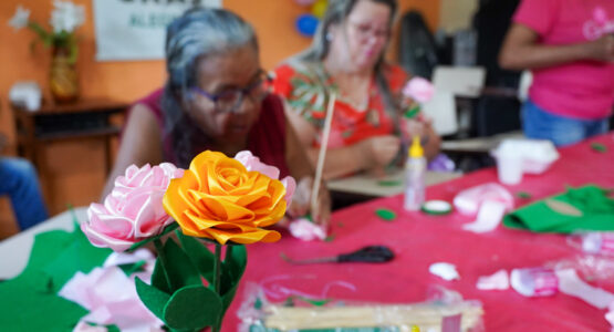 Prefeitura realiza oficina de artigos florais para famílias assistidas pelo CRAS Alegria