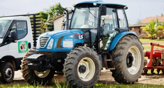 Prefeitura entrega maquinário agrícola no quilombo Mel da Pedreira