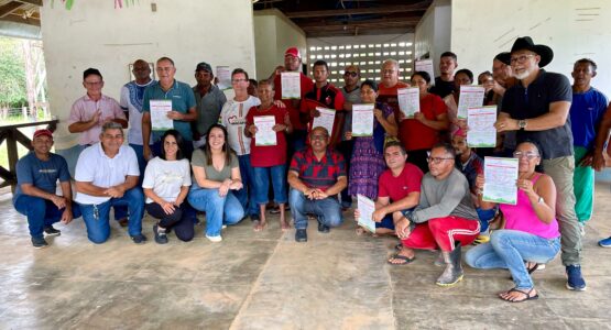 Produtores da comunidade quilombola São Tiago do Matapi recebem licenciamento ambiental da Prefeitura de Macapá