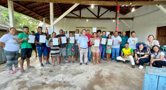 Prefeitura entrega licenças ambientais na comunidade São Pedro do Caranã