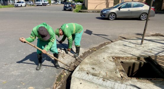 Prefeitura realiza limpeza de vias, desobstrução de linhas de drenagem e eliminação de lixeira viciada em Macapá
