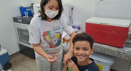 Imunizante Qdenga é disponibilizado para crianças e adolescentes nas Unidades Básicas de Saúde